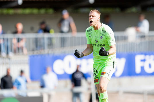 Halmstads målvakt Malkolm Nilsson Säfqvist jublar