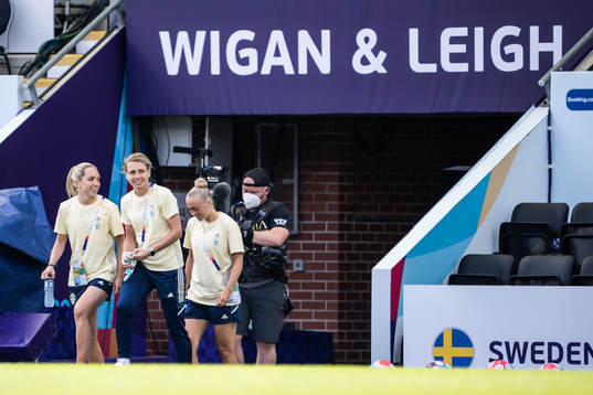 Elin Rubensson, goalkeeper Jennifer Falk and Hanna Bennison of Sweden ahead of the UEFA Women's Euro 2022 group stage match between Sweden and Portugal on July 17, 2022 in Leigh. 