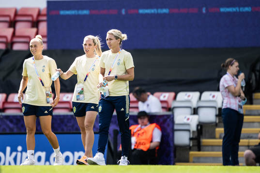 Hanna Bennison, Elin Rubensson and goalkeeper Jennifer Falk of Sweden ahead of the UEFA Women's Euro 2022 group stage match between Sweden and Portugal on July 17, 2022 in Leigh. 