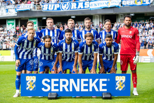 IFK Göteborgs startelva uppe fr.v. Gustaf Norlin, Carl Johansson, Sebastian Eriksson, Mattias Bjärsmyr, Gustav Svensson och målvakt Warner Hahn. Nedre raden fr.v. Oscar Wendt, Alexander Jallow, Kevin Yakob, Simon Thern och Hosam Aiesh innan fotbollsmatchen i Allsvenskan mellan IFK Göteborg och Mjällby den 17 juli 2022 i Göteborg. 
