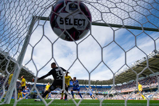 IFK Göteborgs Alexander Jallow (ej i bild) skjuter 1-0 bakom Mjällbys målvakt Samuel Brolin