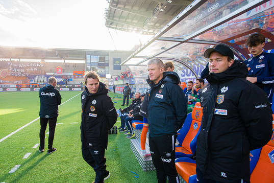 Roger Naustan, assistant coach of Aalesund, and Lars Arne Nilsen, head coach of Aalesund, ahead of the Eliteserien match between Aalesund and Rosenborg on July 17, 2022 in Ålesund.
