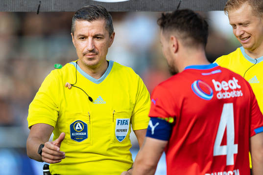 Domare Bojan Pandzic före fotbollsmatchen i Allsvenskan