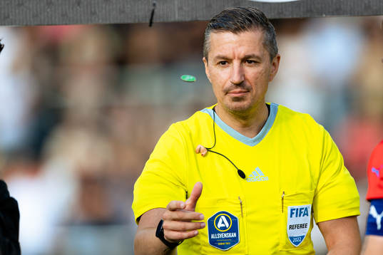 Domare Bojan Pandzic före fotbollsmatchen i Allsvenskan mellan Varberg och Helsingborg den 18 juli 2022 i Varberg. 