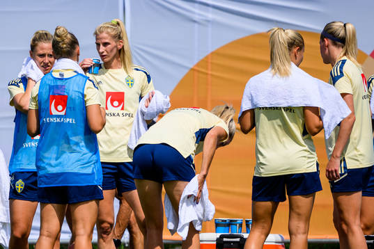 Players cool off with cool towels at a training session with the women's national football team of Sweden
