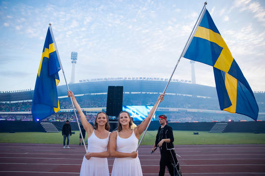 Två tjejer med svenska flaggor