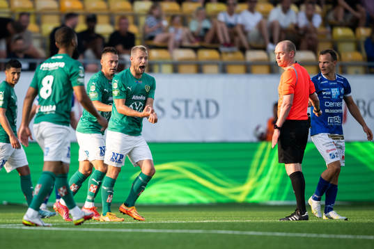 Jönköpings Södras Sebastian Crona reagerar på domslut av domare Per Melin