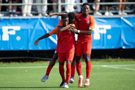 Right to Dream spelare jublar efter 0-2