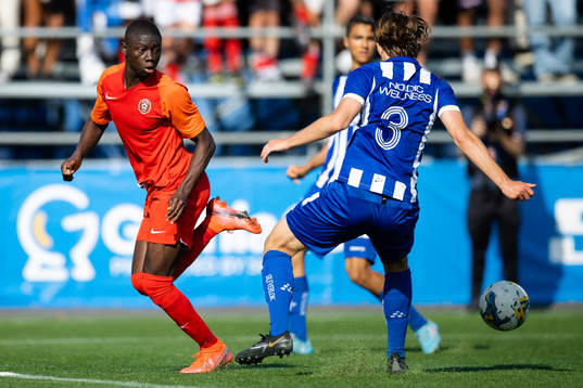 En spelare i Right to Dream klackar bollen förbi en IFK Göteborg spelare