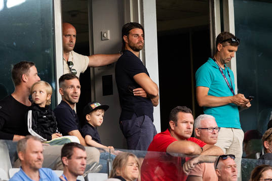Örgrytes sportsligt ansvarige George Mourad stående i mitten