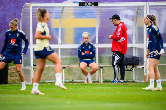 Lina Hurtig and Houman Ebrahimi, doctor of the Swedish women's national football team at a training session