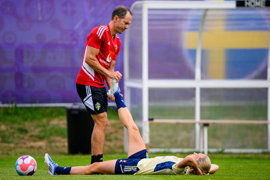 Elin Rubensson and Martin Bergqvist, physio of the Swedish women's national football team at a training session
