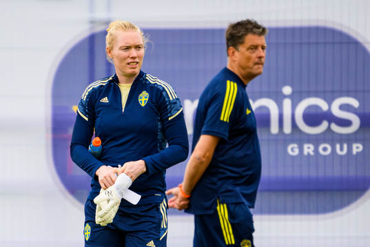 Goalkeeper Hedvig Lindahl and Mats Börjesson, doctor of the Swedish women's national football team at a training session