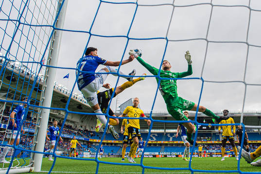 Rafik Zekhnini of Molde and Goalkeeper Tim Rönning of Elfsborg