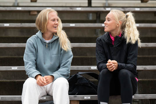 Molly Johansson som spelar fotboll i BK Häcken och systern längdhopperskan Tilde Johansson