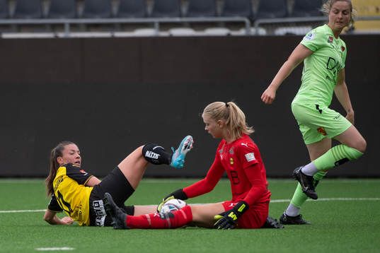 Häckens Pauline Hammarlund i duell med Lilleströms Målvakt Thiril Erichsen