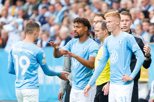 Byte mellan Malmö FFs Veljko Birmancevic och Joseph Ceesay