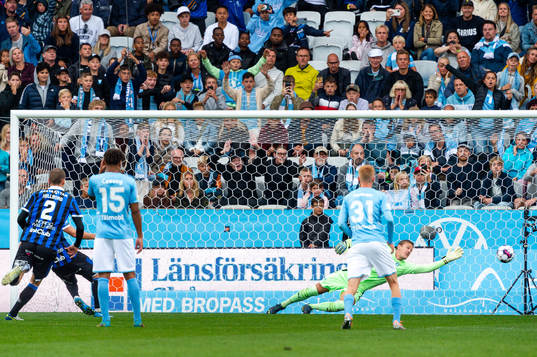 Sirius Filip Rogic gör 2-1 på straff bakom Malmö FFs