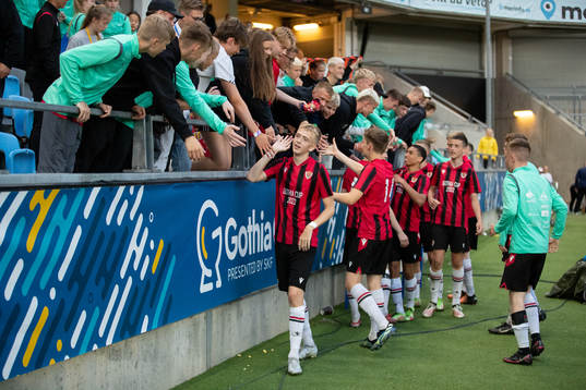 Vikingur spelare jublar