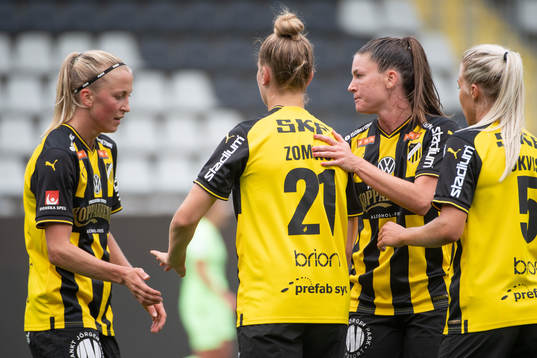Häckens Julia Karlernäs, Dilja Yr Zomers, Pauline Hammarlund  och Lotta Öqvist jublar efter 4-0