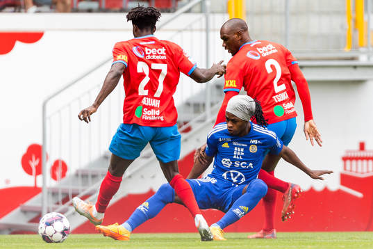 GIF Sundsvalls Ronaldo Damus i en kamp mot Helsingborgs Benjamin Acquah och Ravy Tsouka-Dozi