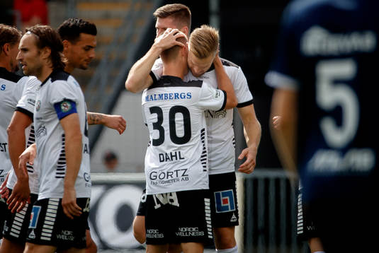 Örebros Erik Björndahl jublar vid 1-0