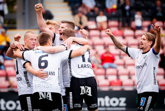 Örebros Daniel Gustavsson gör 2-0 och jublar med Axel