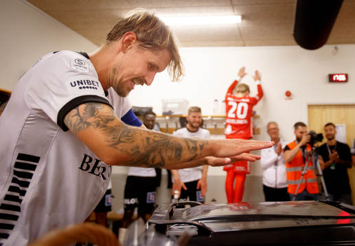 Örebros Daniel Björnquist firar i omklädningsrummet