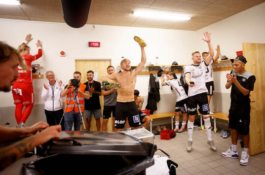 Örebros Niclas Bergmark och Erik Björndahl firar i