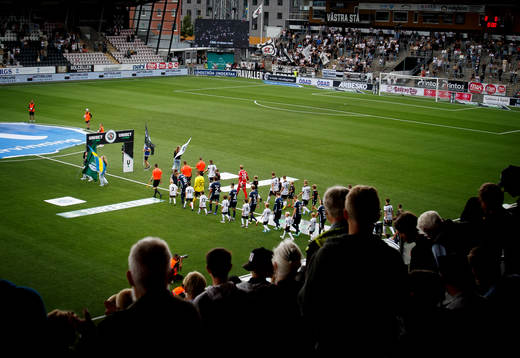 Spelarna på väg ut till fotbollsmatchen i Superettan mellan Örebro och Utsikten den 24 juli 2022 i Örebro. 