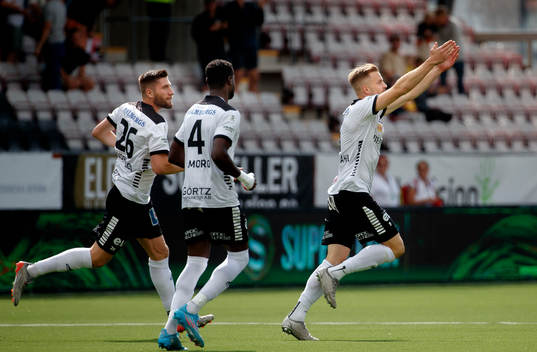 Örebros Erik Björndahl gör 1-0 och jublar