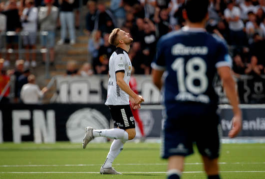 Örebros Erik Björndahl gör 1-0 och jublar