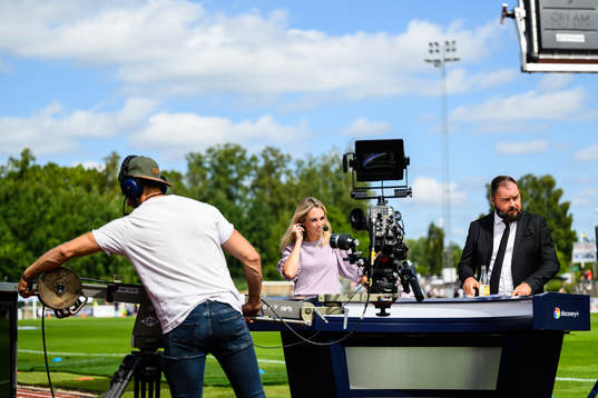 Karin Frick och Alexander Axén i Discovery studio före fotbollsmatchen i Allsvenskan mellan Värnamo och AIK den 24 juli 2022 i Värnamo. 