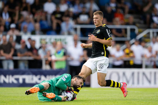 Värnamos målvakt Pilip Vaitsiakhovich och AIKs Erik Ring