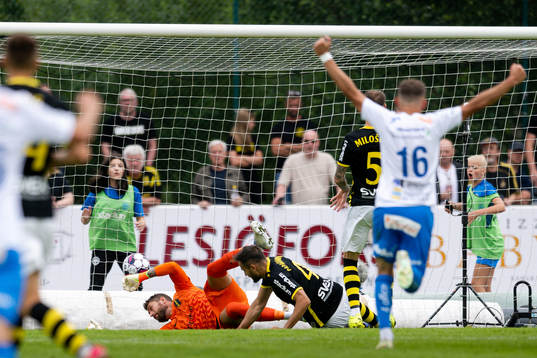 Värnamos Marcus Antonsson, ej i bild, gör 1-1 bakom AIKs