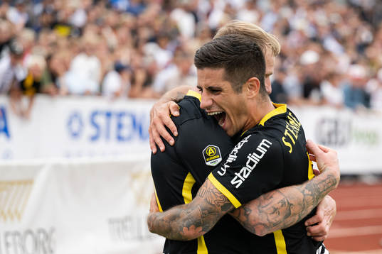 AIKs John Guidetti och Nicolas Stefanelli jublar