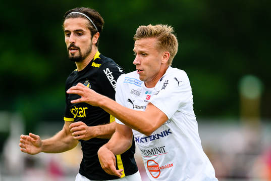 s Zachary Elbouzedi  och Värnamos Pontus Kindberg under fotbollsmatchen i Allsvenskan mellan Värnamo och AIK den 24 juli 2022 i Värnamo. 