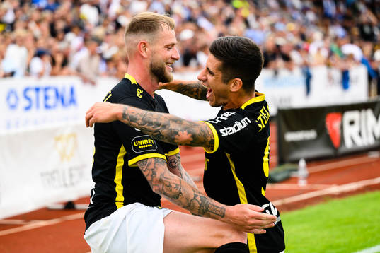 s John Guidetti och Nicolas Stefanelli jublar