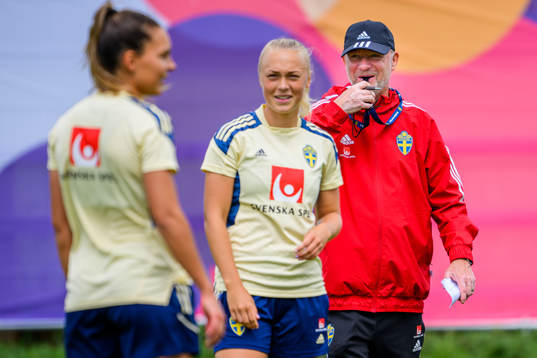 Johanna Rytting Kaneryd, Hanna Bennison and Peter Gerhardsson, head coach of the Swedish women's national football team at a training session