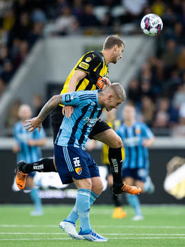 Häckens Johan Hammar och Djurgårdens Victor Edvardsen i nickduell