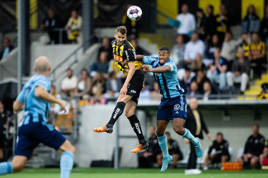 Häckens Johan Hammar i nickduell med Djurgårdens Isak Hien