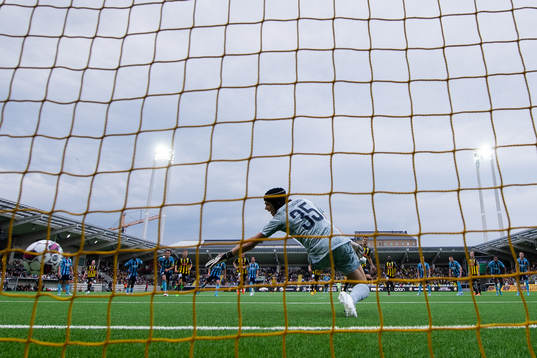 Häckens Alexander Jeremejeff skjuter 1-0 på straff i mål bakom Djurgårdens målvakt Jacob Widell Zetterström