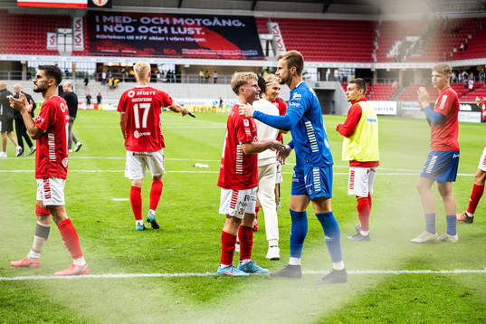 Kalmars Victor Backman och målvakt Ricardo Friedrich jublar