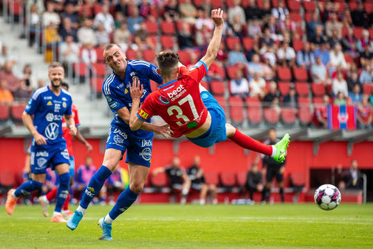 GIF Sundsvalls Dennis Olsson och Helsingborgs Armin Gigovic
