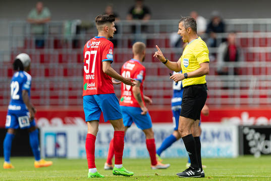 Helsingborgs Armin Gigovic och domare Bojan Pandzic