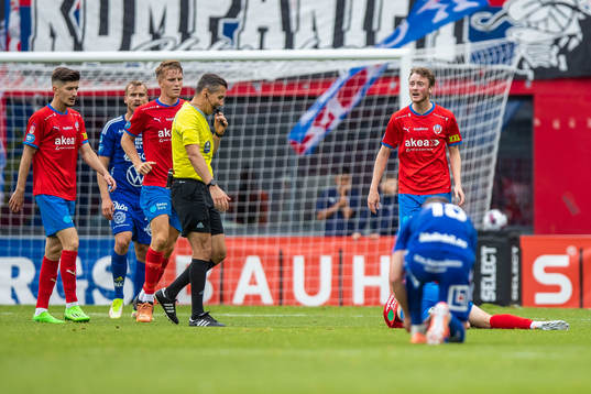Helsingborgs Rasmus Jönsson reagerar mot domare Bojan