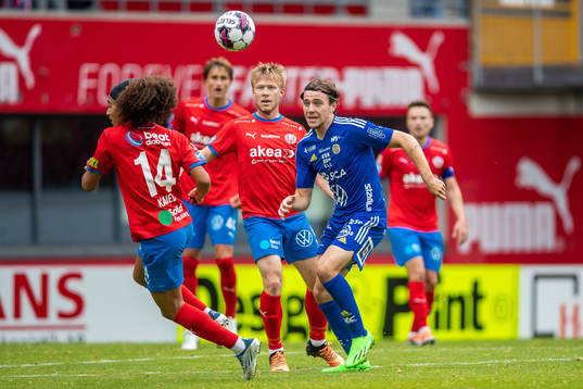 Helsingborgs Adam Kaied och Andreas Landgren i duell med GIF Sundsvalls Alexander Larsson