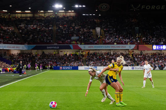 Lauren Hemp of England and Hanna Glas of Sweden