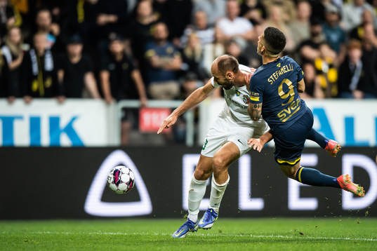 Sergiy Yavorskyy of Vorskla Poltava and Nicolas Stefanelli