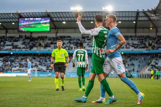 Mario Pavelic of Zalgiris Vilnius and Søren Rieks of Malmö FF 